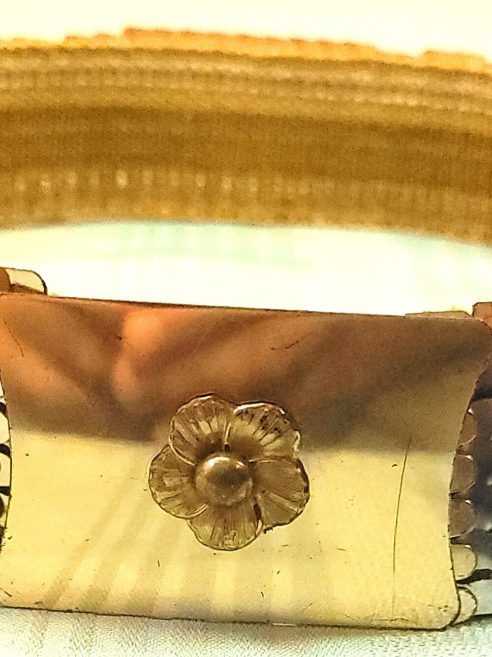 Circa 1980s Gold Tone Fish Scale Stretch Belt Flower Buckle 28"